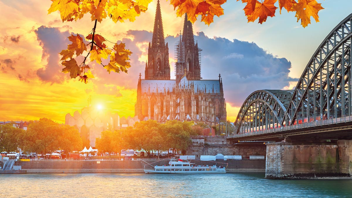 Blick über Köln mit Kölner Dom und Hohenzollernbrücke