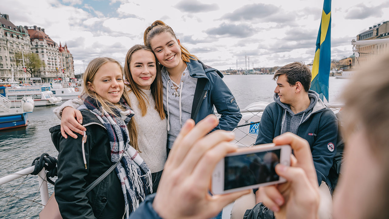 Klassenfahrt Stockholm Helsinki Tallinn Jugendlich machen ein Foto auf einem Boot