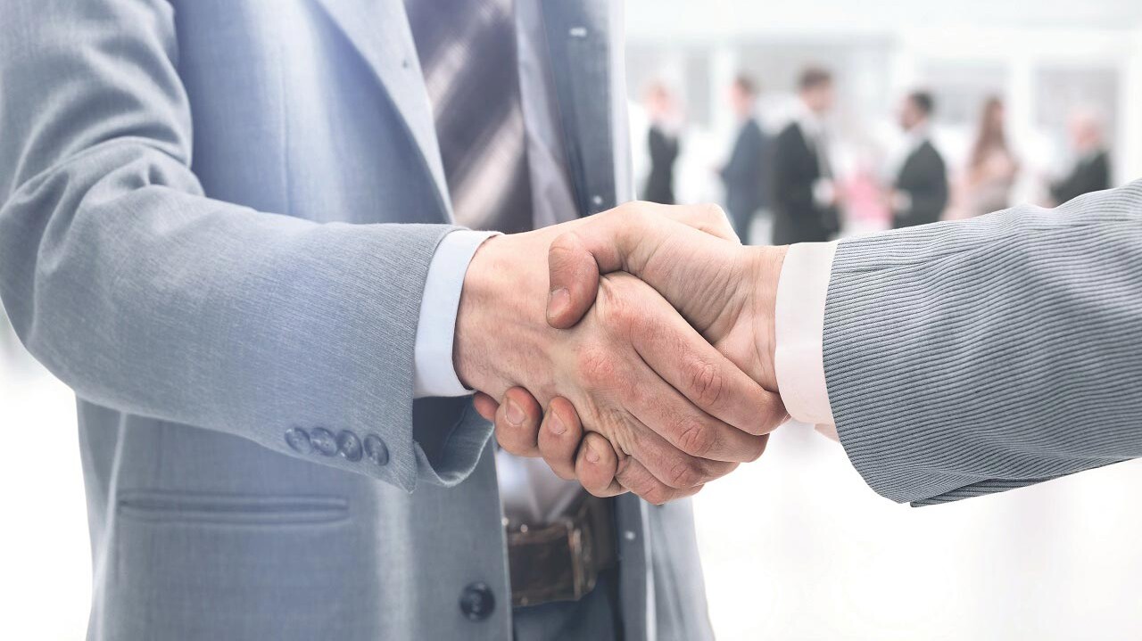 Kontakt zu CTS Reisen Hände schütteln