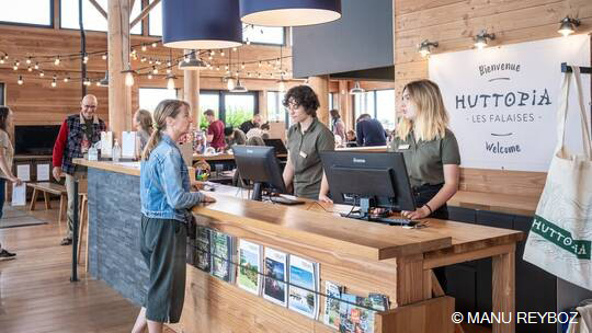 4 Klassenfahrt SaintPierreenPort HuttopiaCampingLaFalaise Rezeption