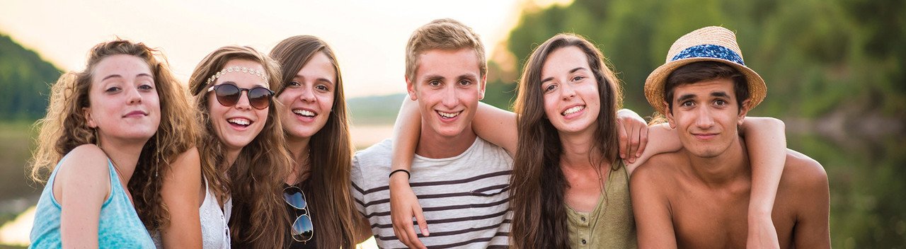 Anfrage Klassenfahrten und Reisen für Jugendgruppen glückliche und zufriedene Schülergruppe