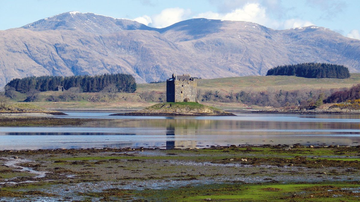 Schottische Inselburg Schottische Burg inmitten einer kleinen Insel