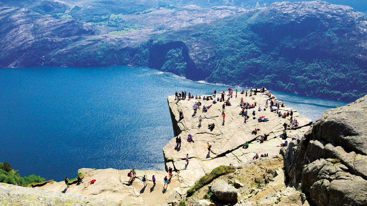 Blick auf den riesigen Felsvorsprung Preikestolen