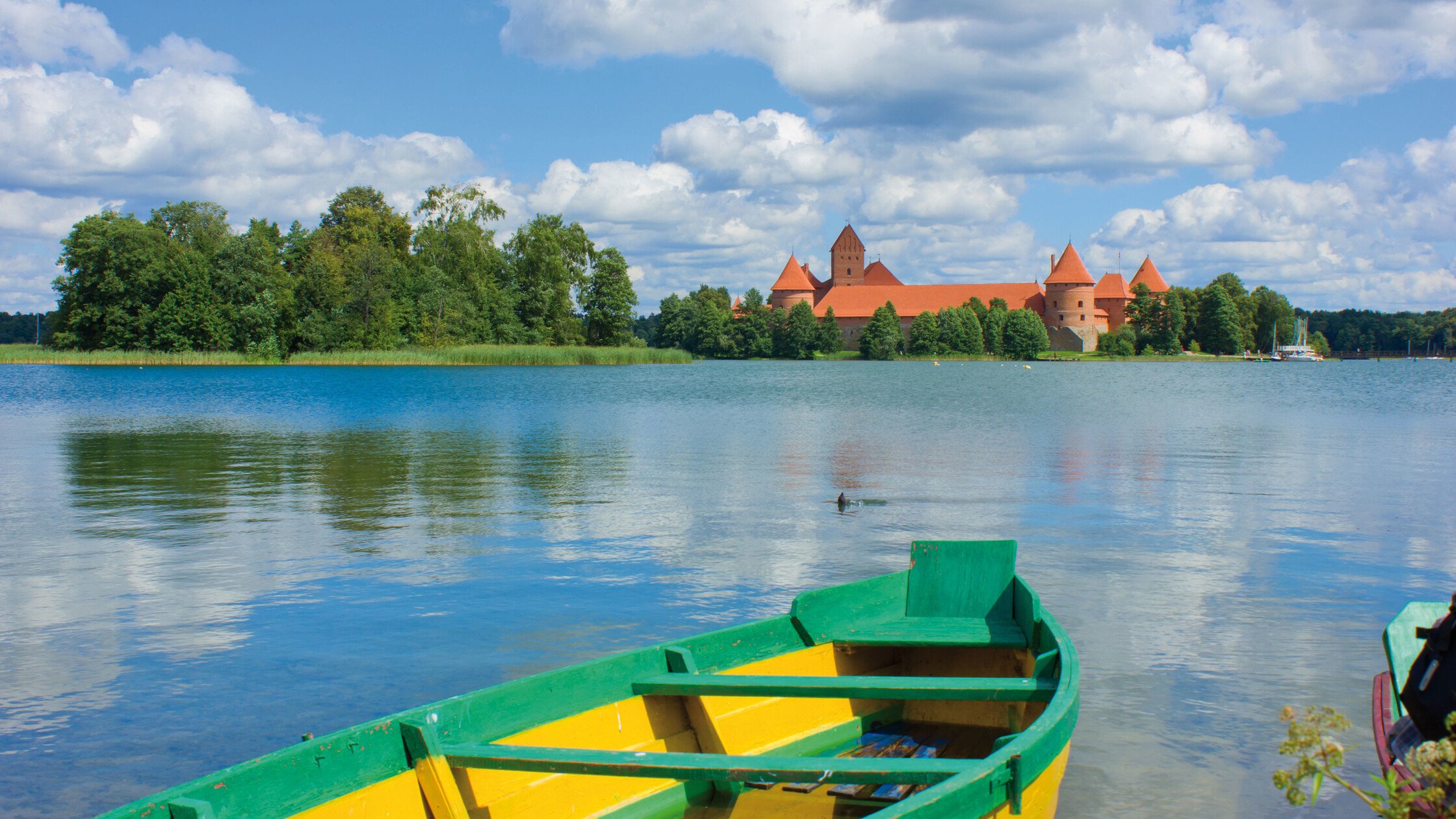 Boot vor Burg Trakai in Litauen