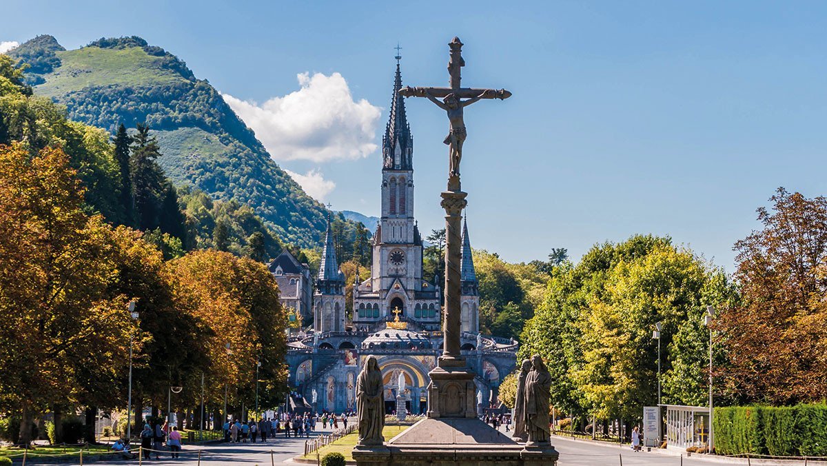 Lourdes Wallfahrtsstätte mit abgebildetem Kreuz