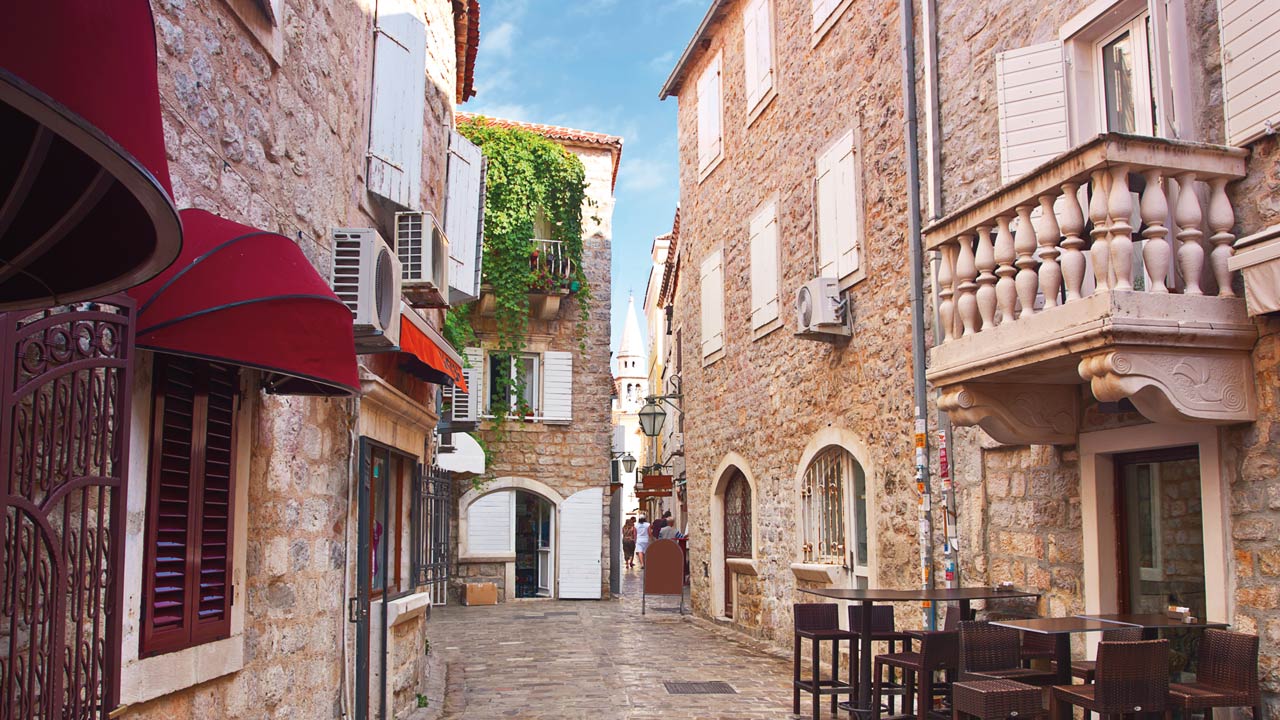 Idyllische Gasse in Budva, Montenegro