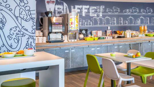 3 Klassenfahrt Nizza IbisBudgetHotelNiceCalifornieLenval Frühstücksbereich