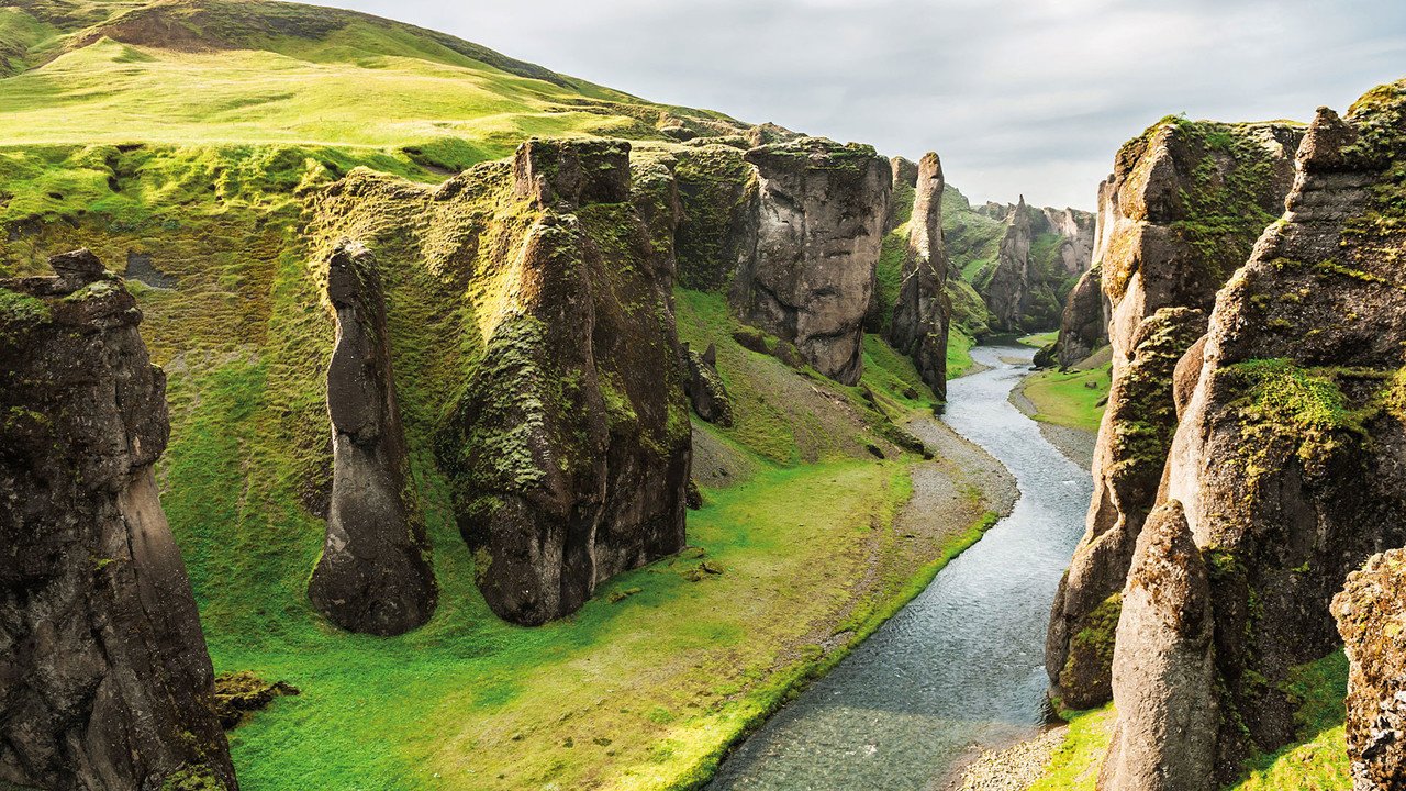 Hochschulexkursionen Geographie Schlucht auf Island grün