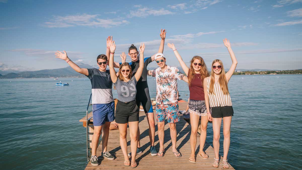 Schüler auf Steg am Gardasee