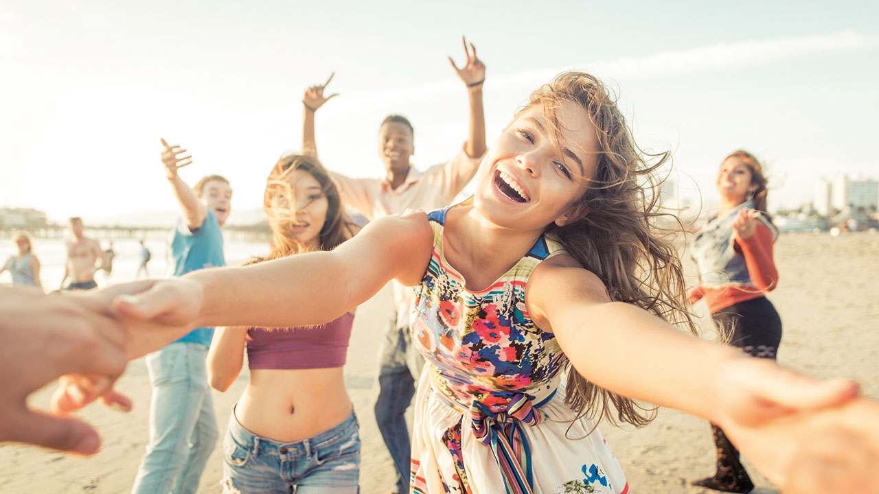Klassenfahrt Ferienpark Walibi Jugendliche am Strand