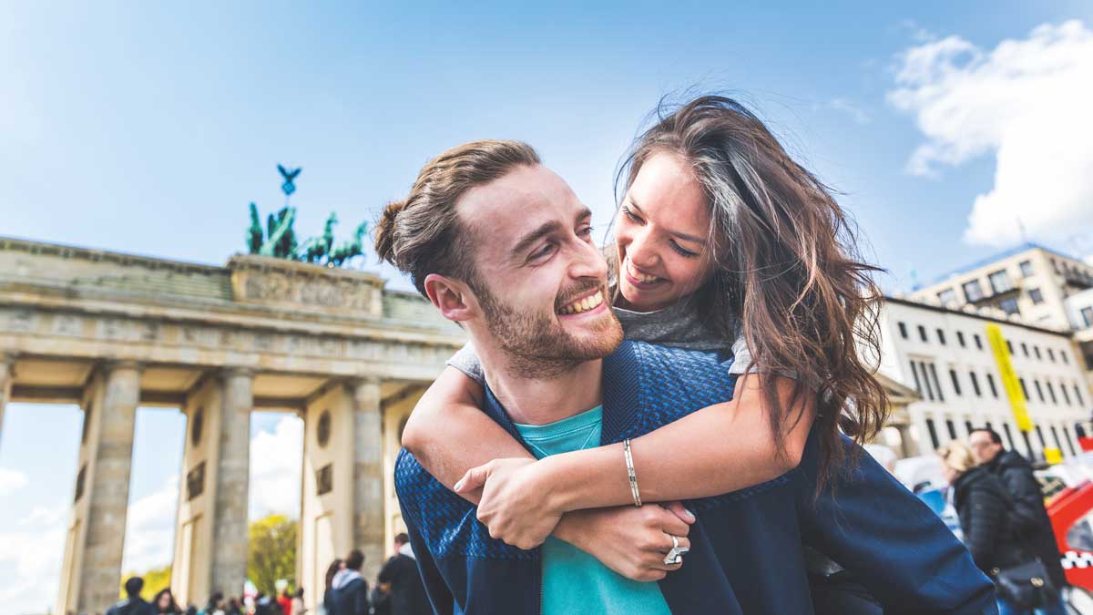 Schüler vor dem Brandenburger Tor in Berlin