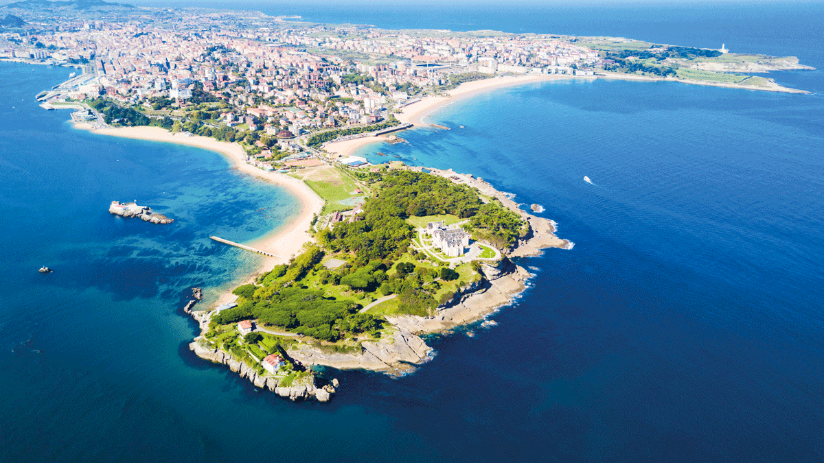 Küste von San Sebastian mit Blick auf die schön bebaute Halbinsel