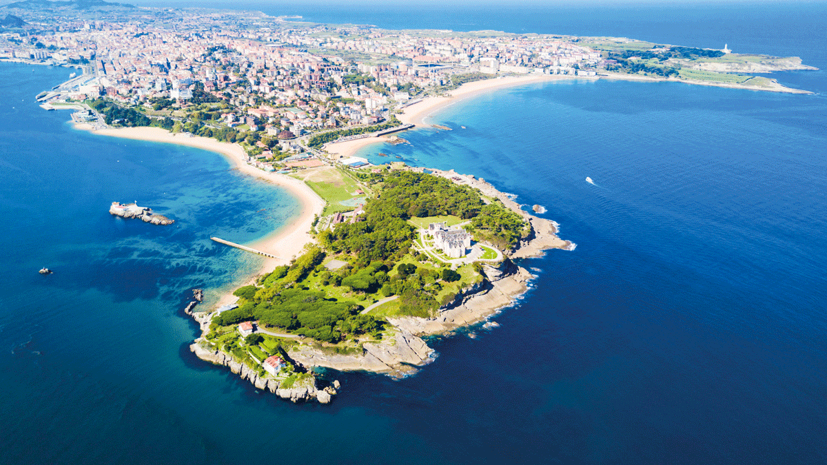 Informationsreise Nordspanien Küste von San Sebastian mit Blick auf die schön bebaute Halbinsel