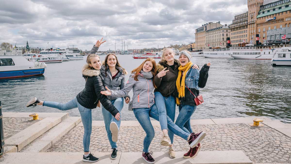 Schülerinnen am Hafen von Stockholm