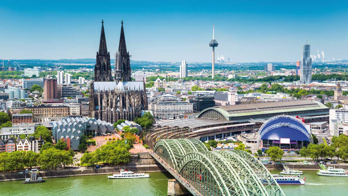 Blick über Köln mit Kölner Dom und Hohenzollernbrücke