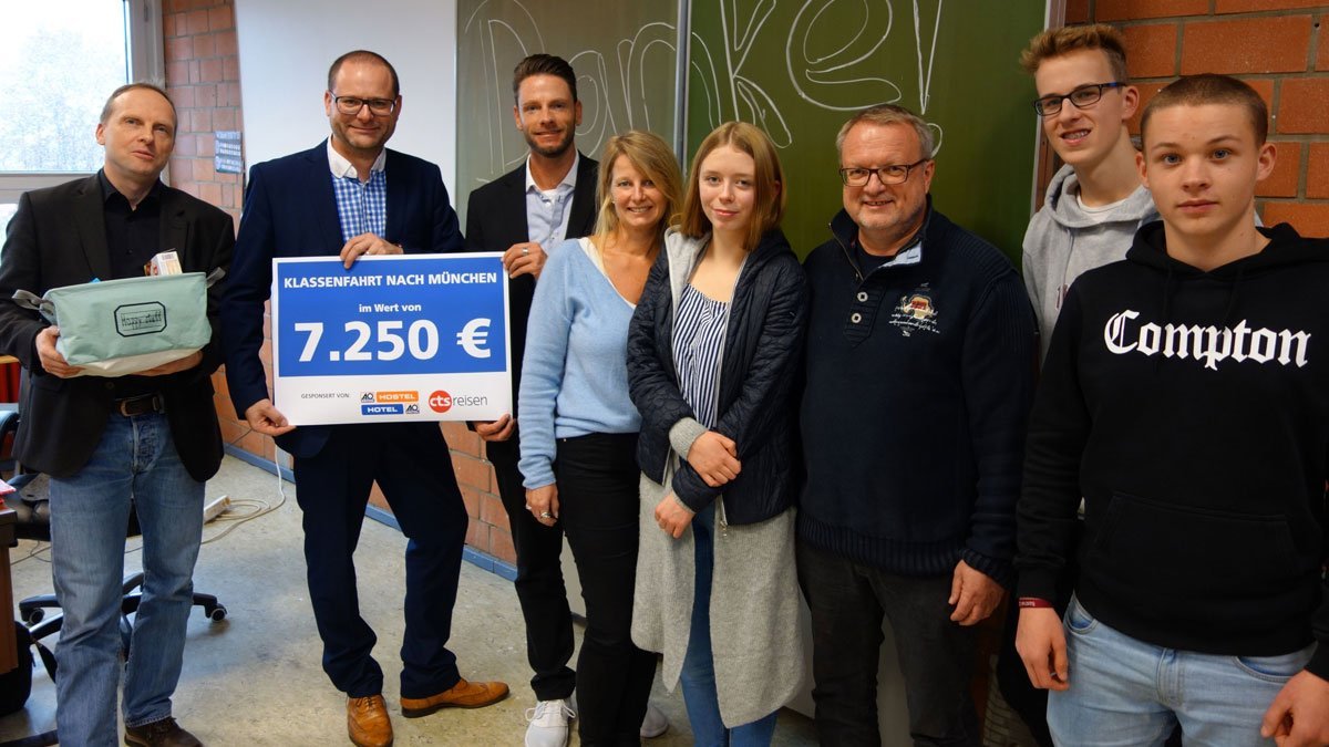 Klassenfahrt nach München gesponsort Gruppenfoto CTS, Lehrer und Schüler