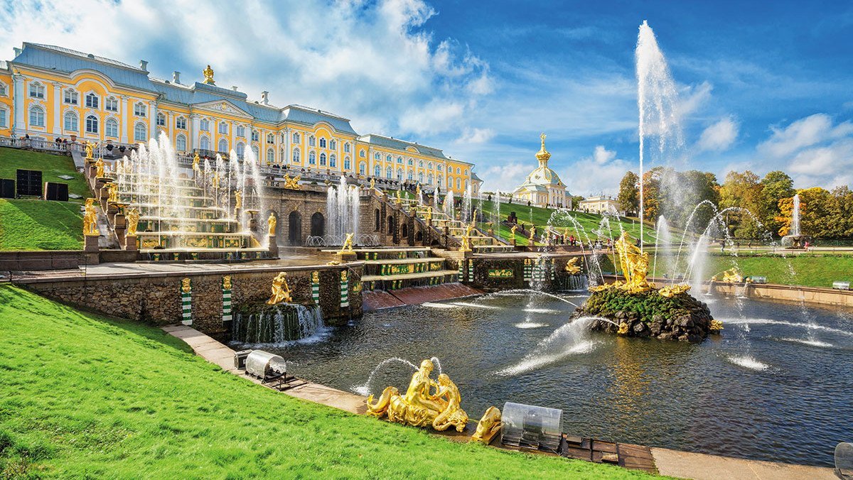 Gruppenreise St Petersburg St Petersburg Peterhof - schöner See mit Springbrunnen