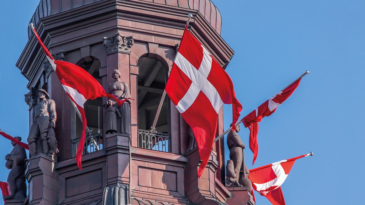 Gruppenreisen Dänemark Denkmal in Kopenhagen mit Fahnen