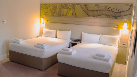 7 Klassenfahrt London ao Docklands Riverside double double