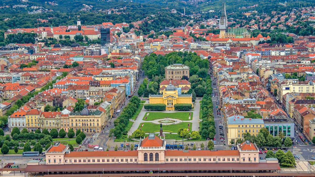 Blick aus der Vogelperspektive auf das grüne Hufeisen in Zagreb