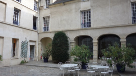 4 Klassenfahrt Paris MIJEMarais InnenhofFourcy