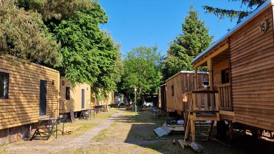 2 Klassenfahrt Usedom SchullandheimCampPeenemünde TinyHäuser AußenReiheHäuser