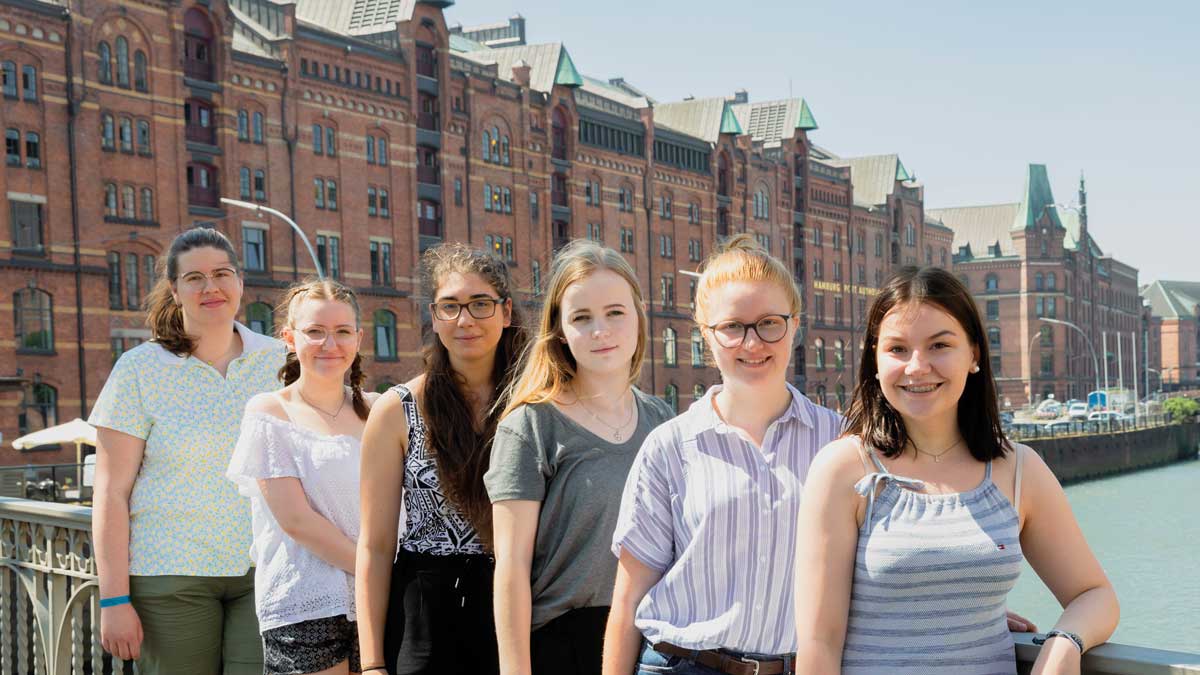 Schülerinnen in der Speicherstadt Hamburg