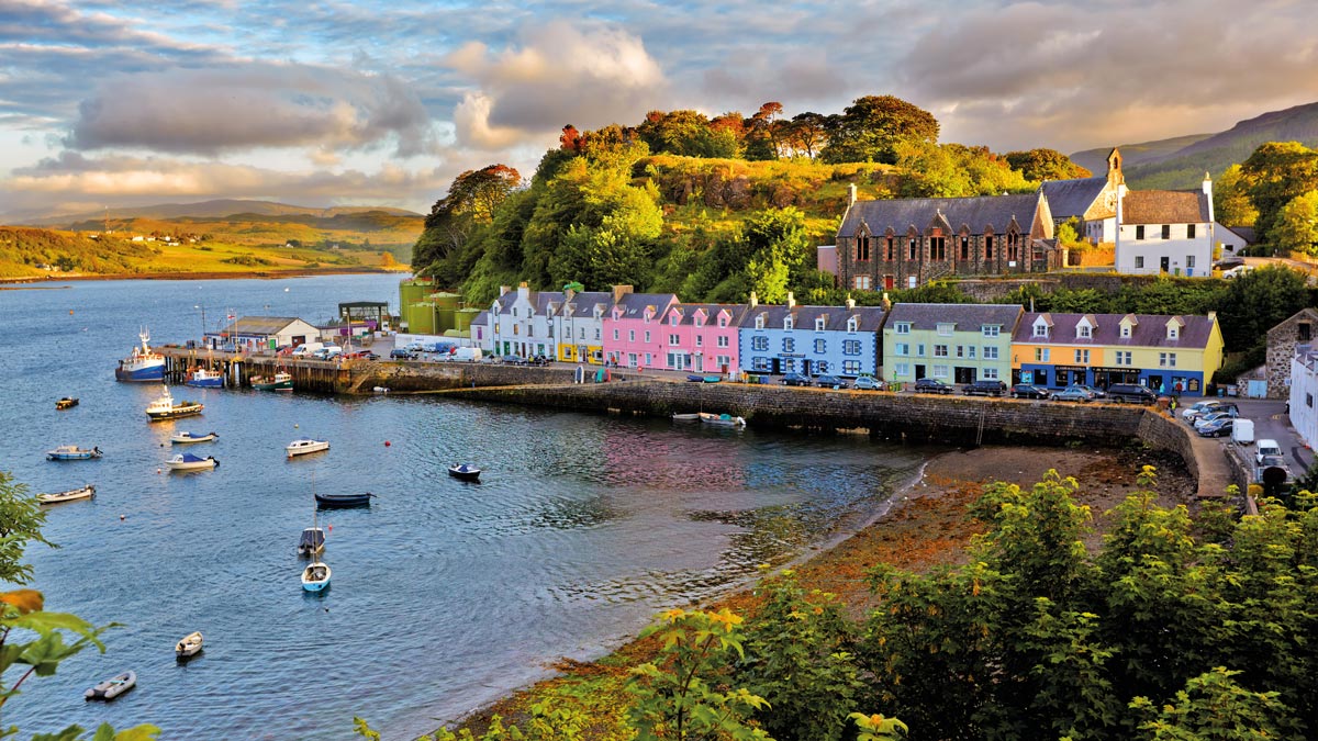 Panorama der bunten Häuser an der Isle of Skye