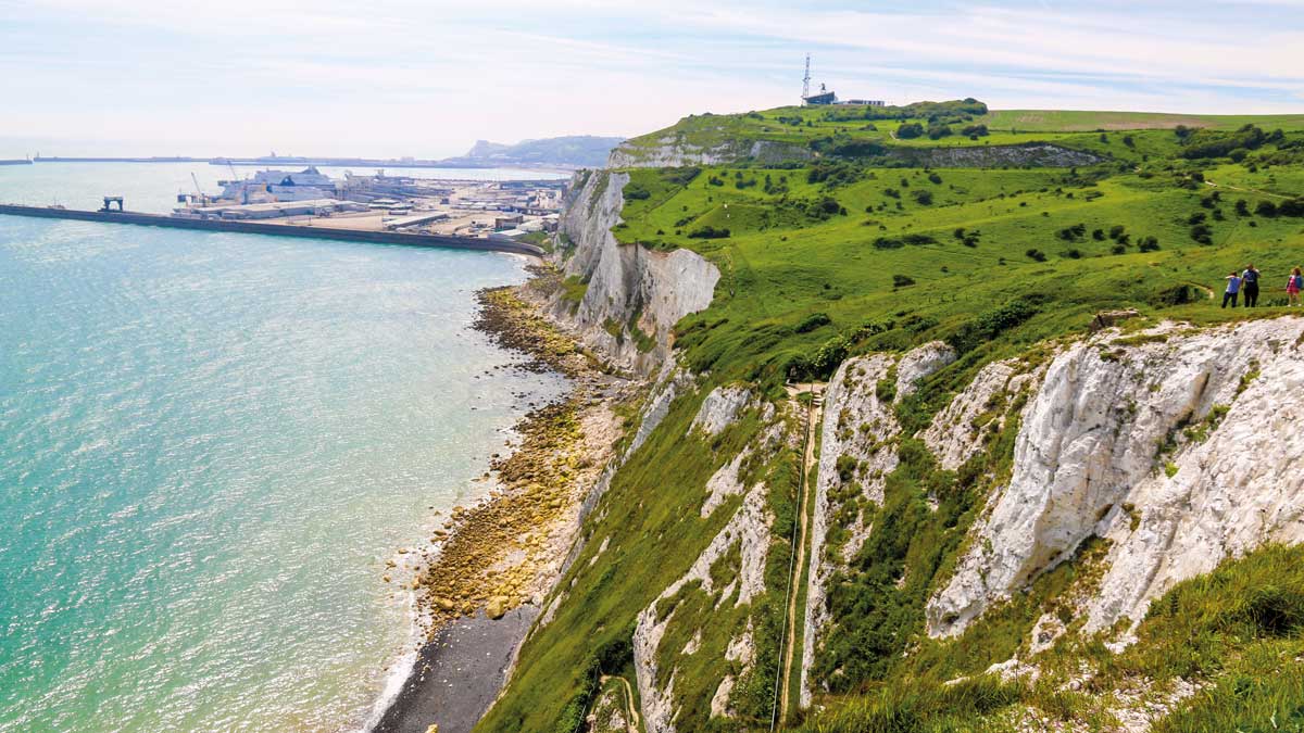 Kreidefelsen von Dover mit dem Hafen im Hintergrund