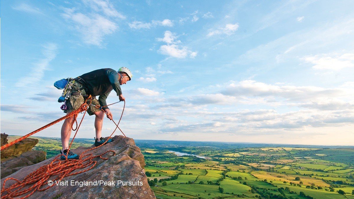 Klassenfahrt Manchester und der Peak District Bergsteiger auf dem Gipfel