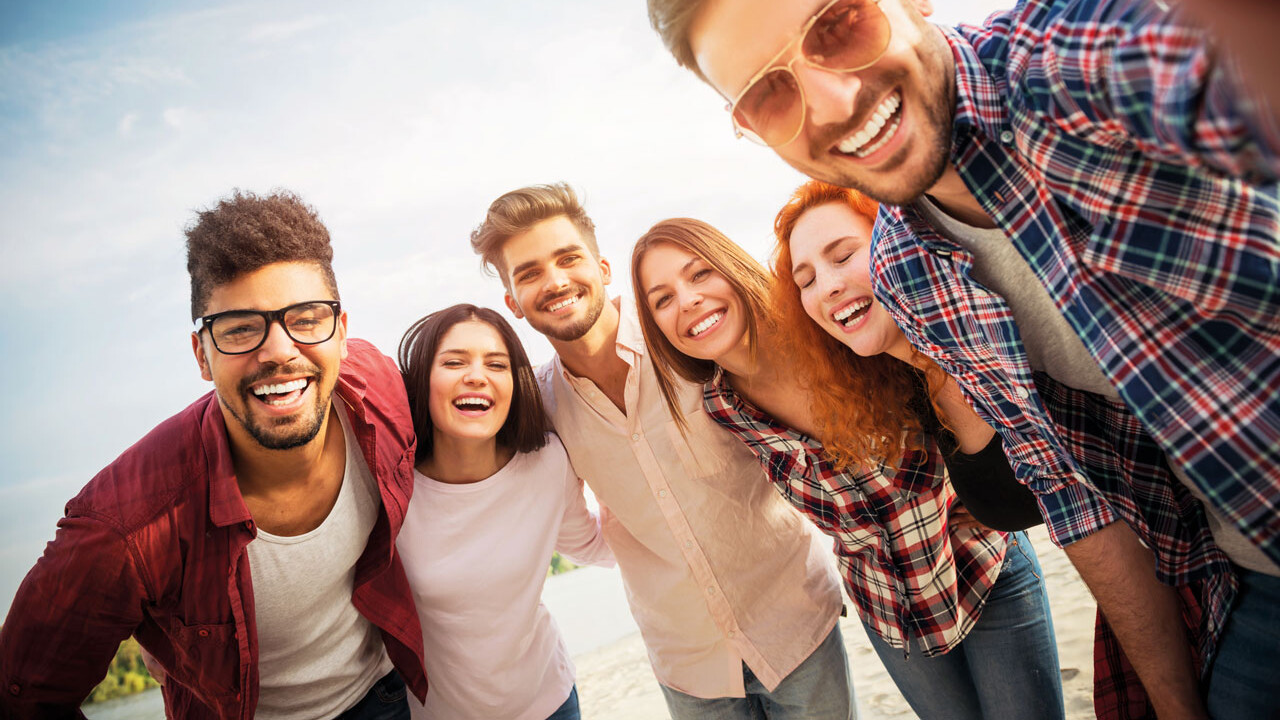 Fröhliche Studentengruppe