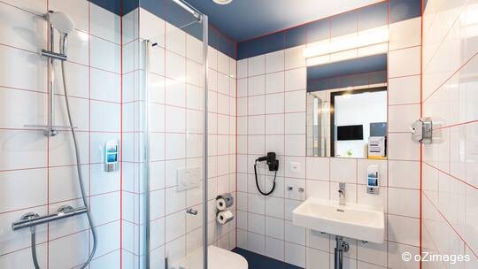 4 Klassenfahrt Genf MeiningerHotelGenéveCentreCharmilles Bad