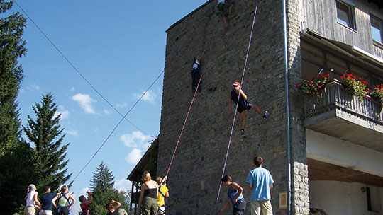 2 Klassenfahrt Oberstdorf JH Hauswandklettern 2 Klassenfahrt Oberstdorf JH Hauswandklettern
