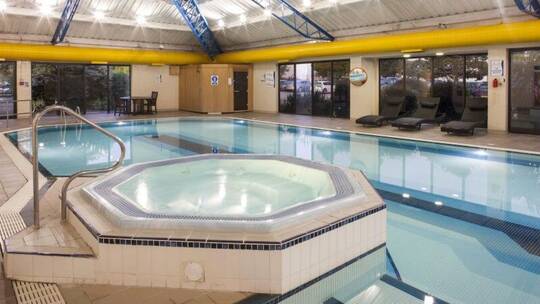 5 Gruppenreise Kent HolidayInnRochesterChatham Pool