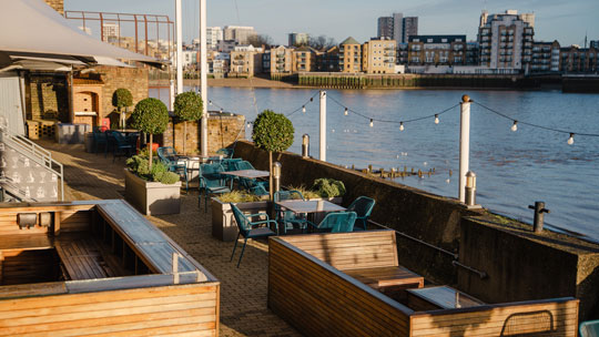 9 Klassenfahrt London ao Docklands Riverside Terasse
