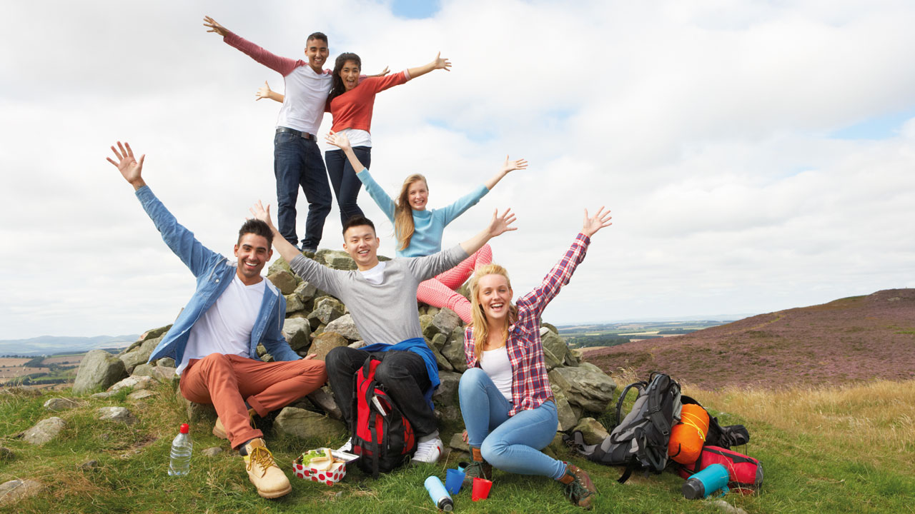 Gruppe Jugendlicher beim Wandern