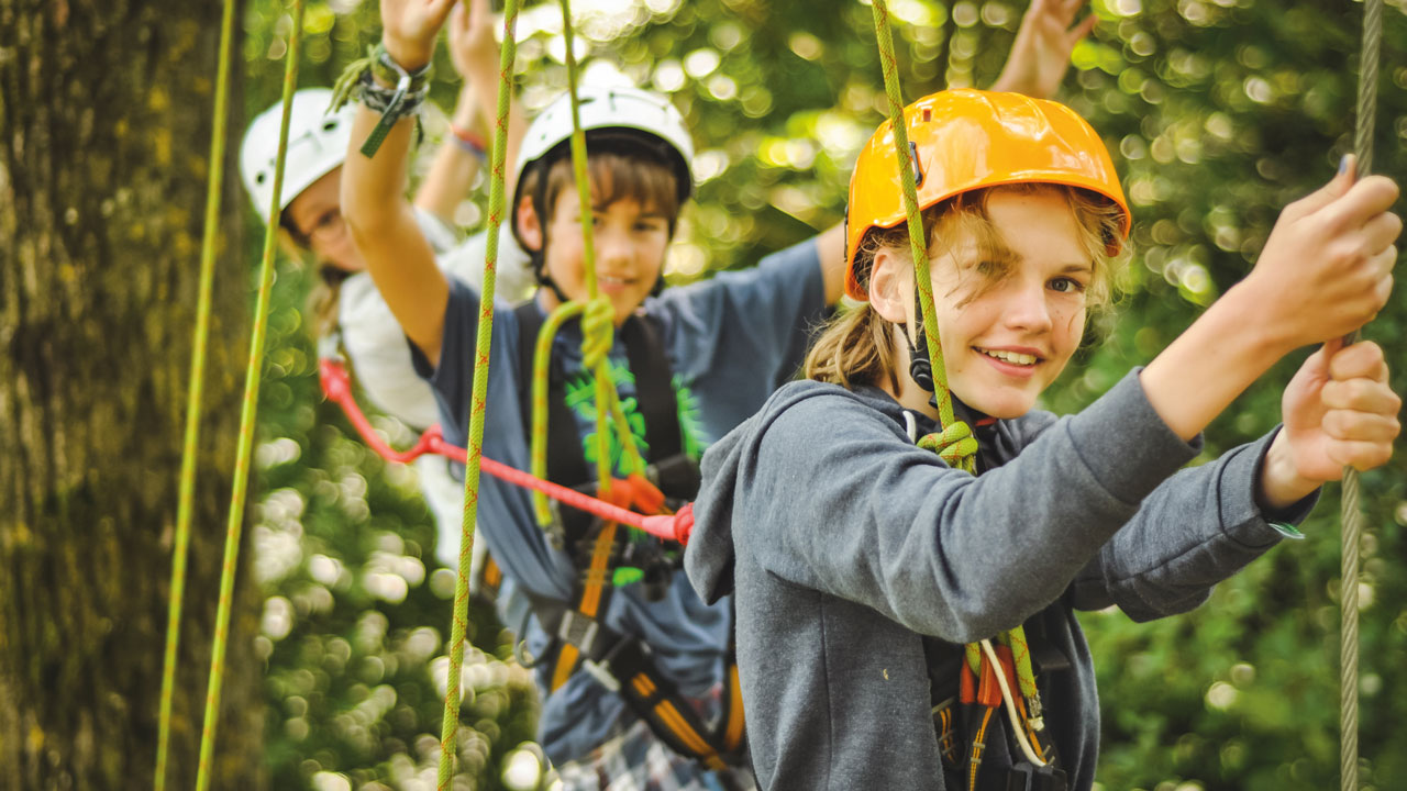 Schüler-innen im Kletterpark
