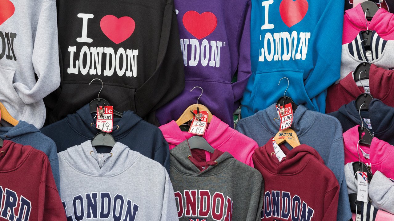 Währung und Preise Marktstand mit vielen London T-Shirts