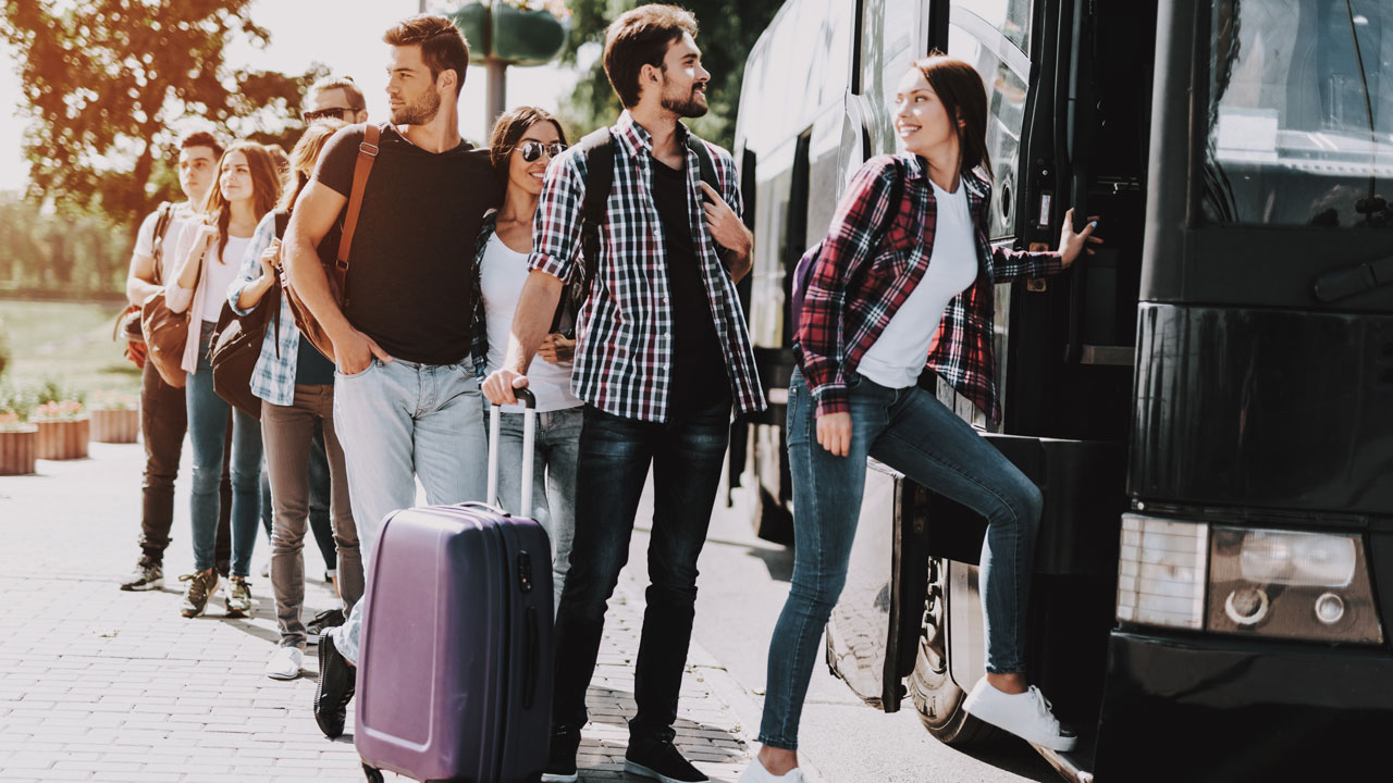 Busreise Gruppe von Menschen, die mit ihrem Gepäck in einen Reisebus einsteigen