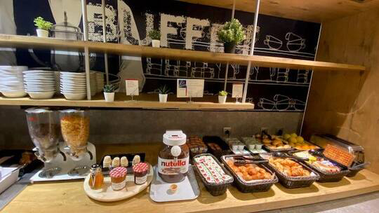 4 Klassenfahrt Caen IbisBudgetHotelCaenCentreGare Frühstücksbereich