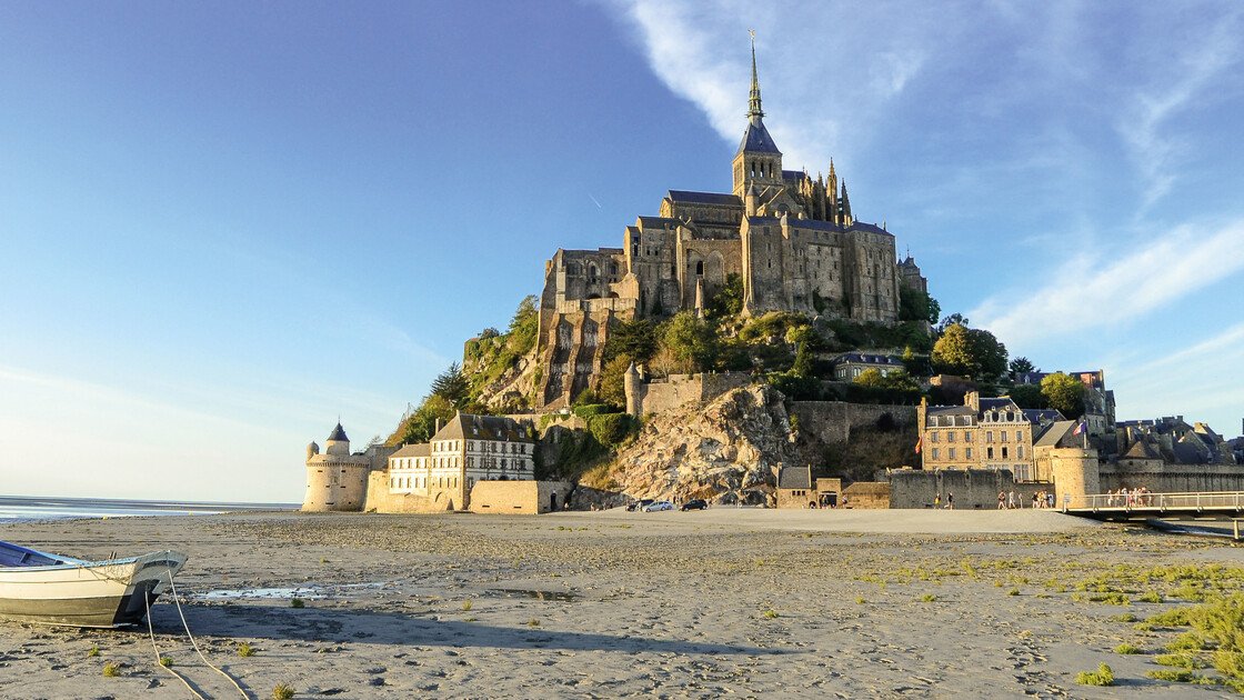 Blick auf französisches Schloss am Strand