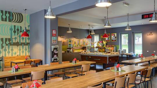 4 Klassenfahrt Berlin MEININGERHotelBerlinAlexanderplatz Frühstücksraum