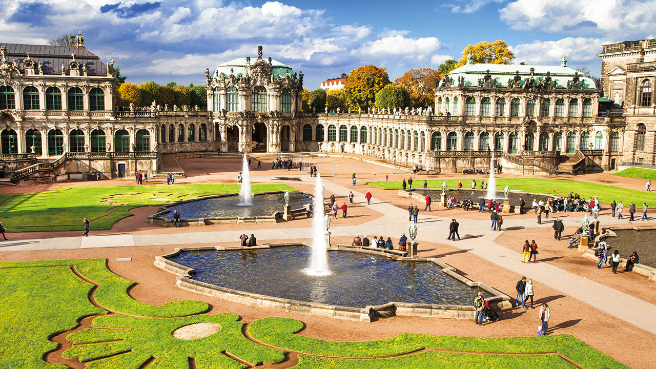 Wunderschön angelegter Vorplatz mit Besuchern Klassenfahrt Prag und Dresden