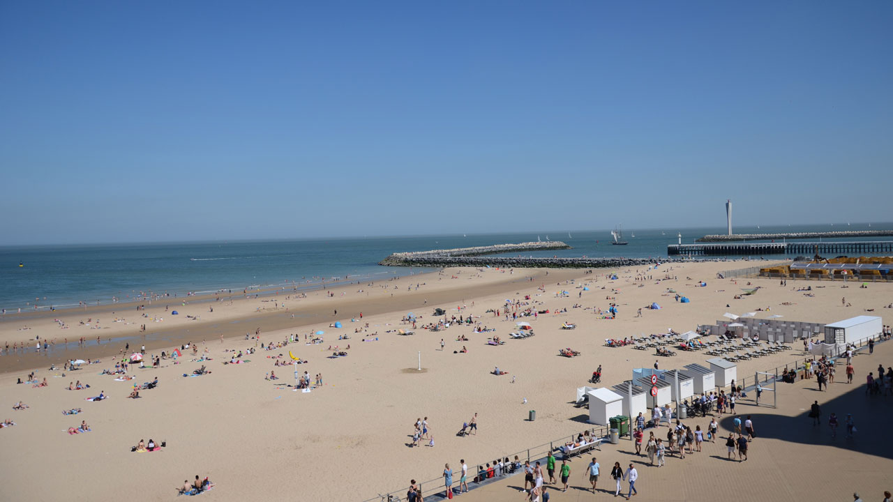 Schüler rennen ins Meer an der belgischen Nordseeküste