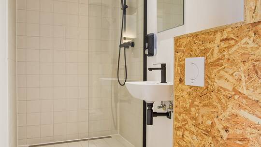 4 Klassenfahrt DenHaag UrbanHotelTheGoldenStork Badezimmer