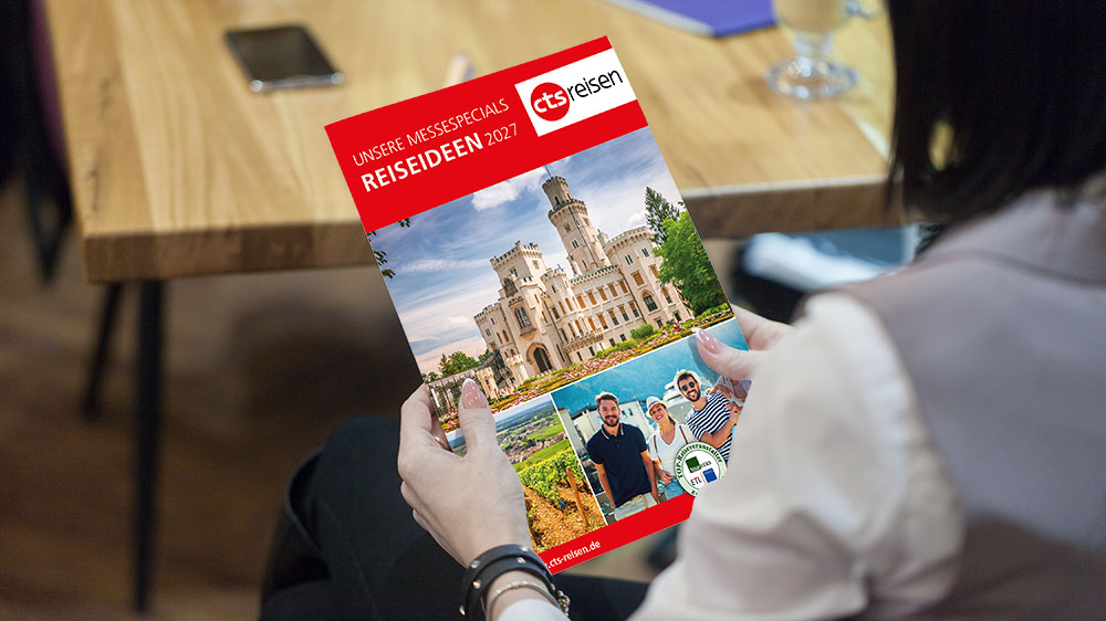 Frau hält Katalog in der Hand