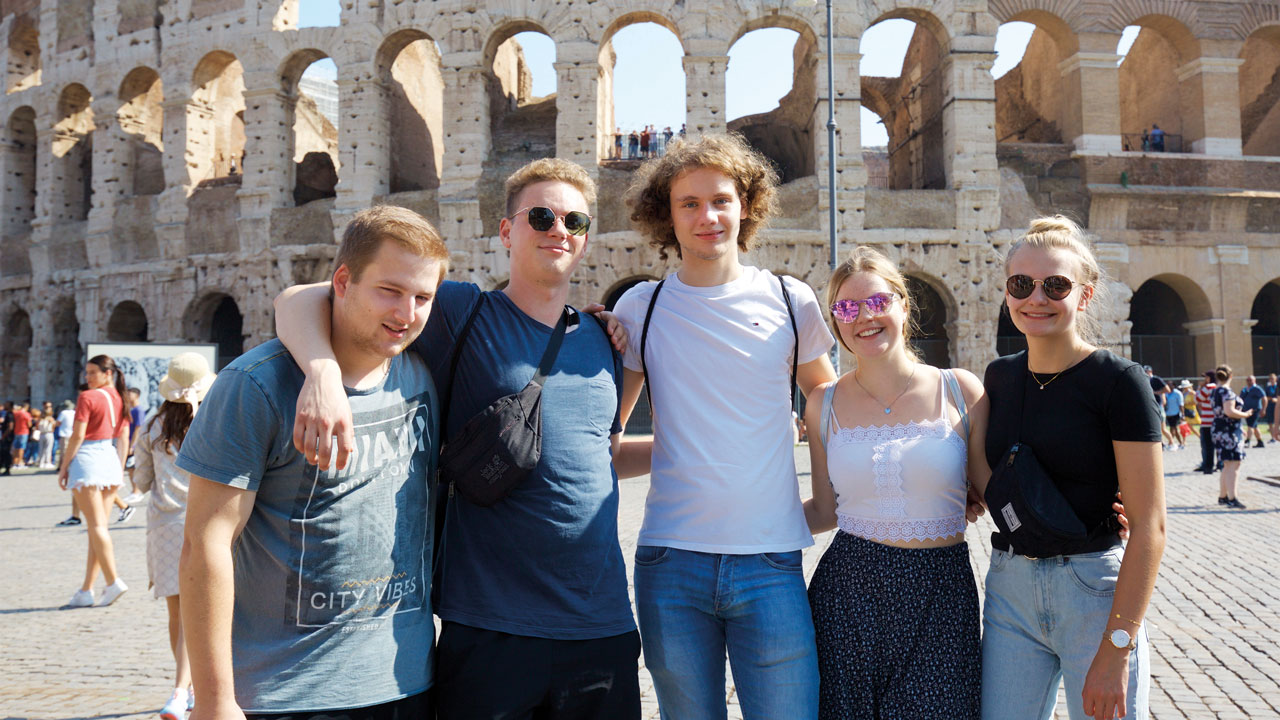 Klassenfahrt Rom Schüler vor dem Kolosseum in Rom