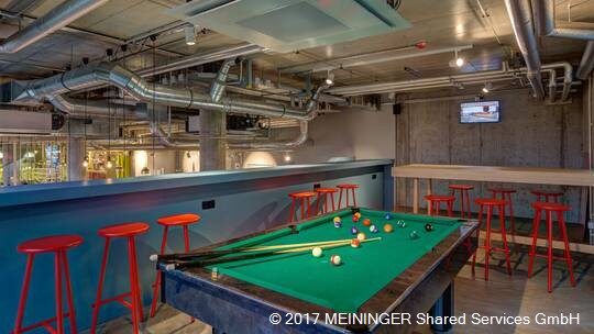 5 Klassenfahrt Berlin MEININGERHotelBerlinEastSideGallery Billiard