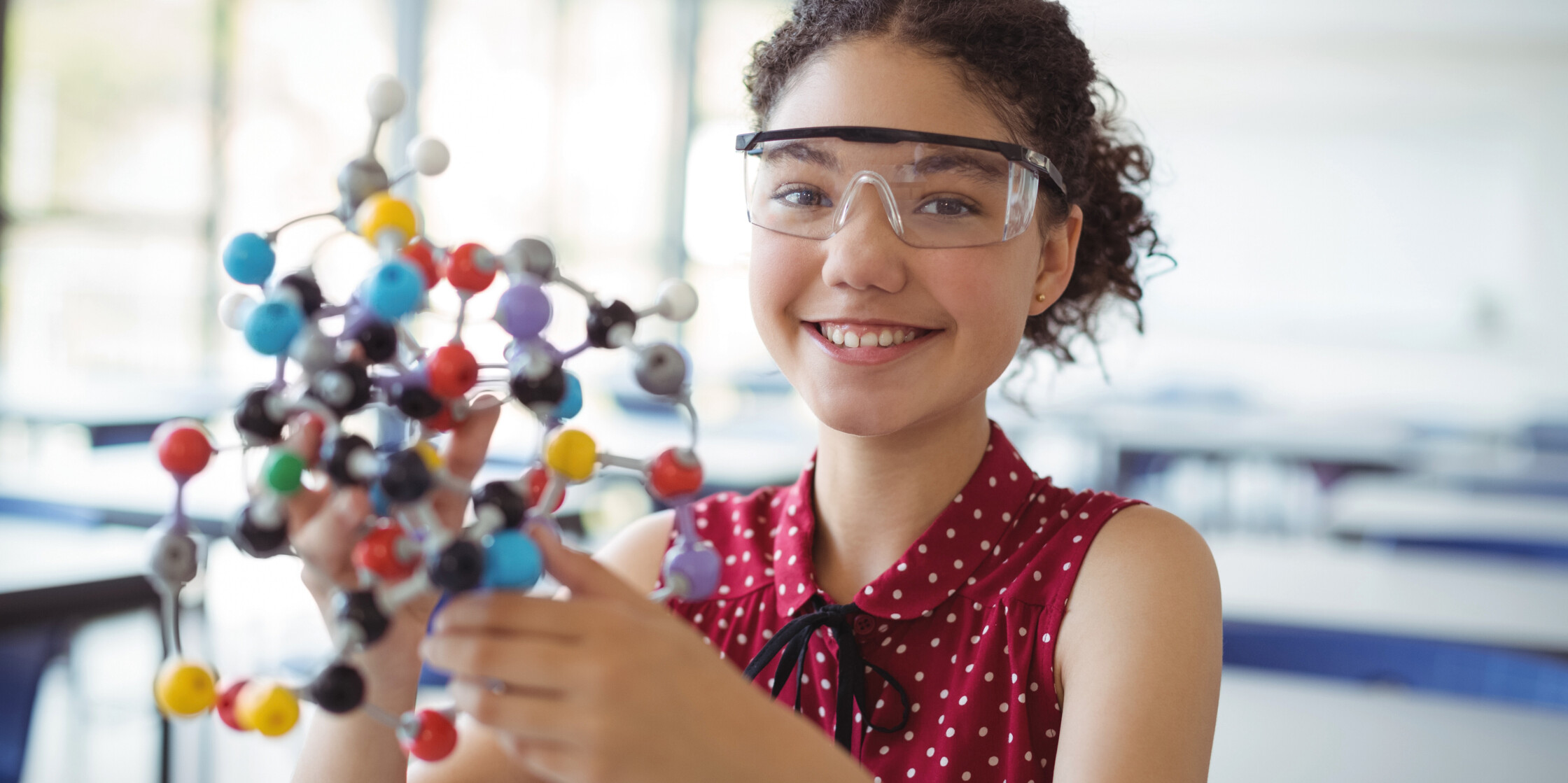 Mädchen forscht in Chemie