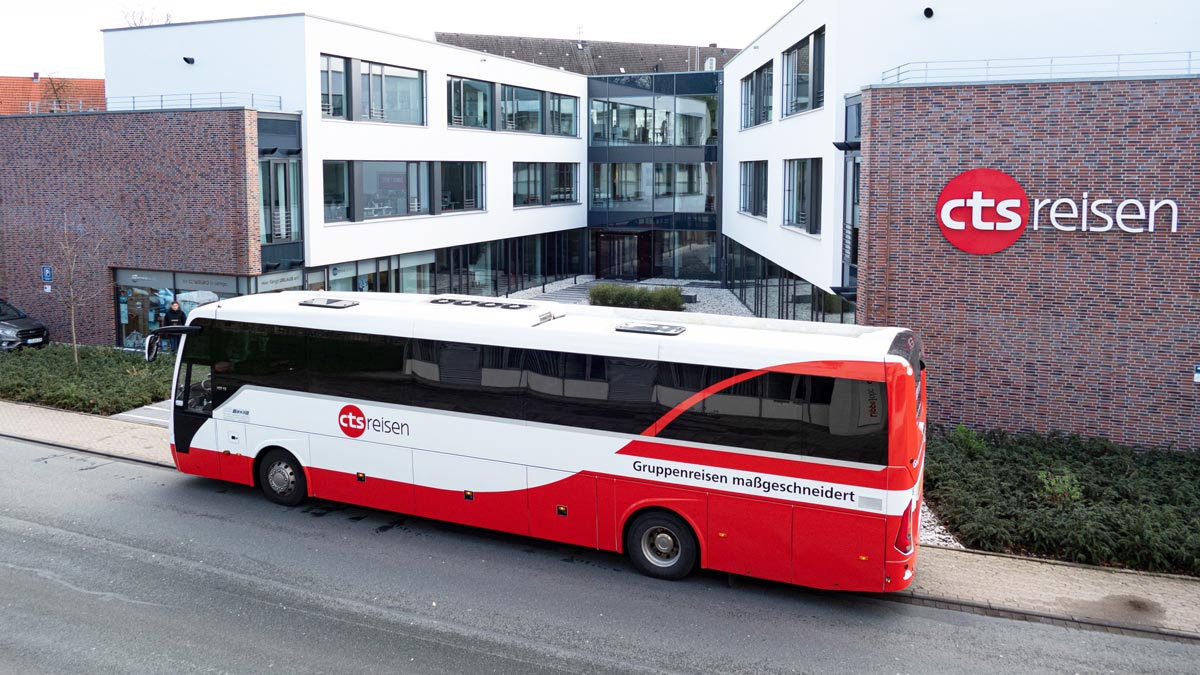 Mitarbeiter für die Transferabteilung Moderner Reisebus im CTS Design
